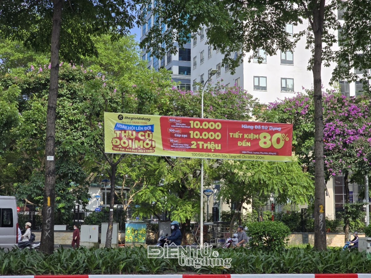 Doanh nghiệp công nghệ lớn treo băng rôn lên cây xanh, cột điện giữa lòng Hà Nội