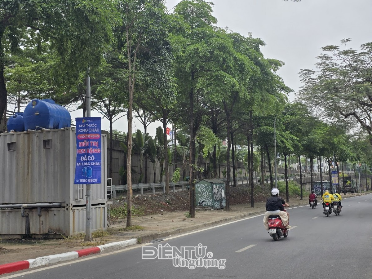 Doanh nghiệp công nghệ lớn treo băng rôn lên cây xanh, cột điện giữa lòng Hà Nội