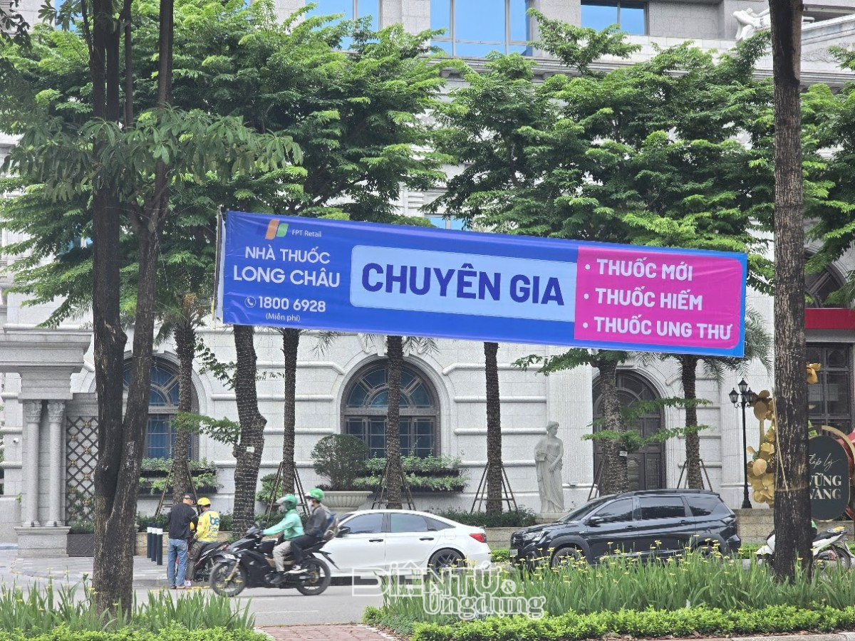 Doanh nghiệp công nghệ lớn treo băng rôn lên cây xanh, cột điện giữa lòng Hà Nội