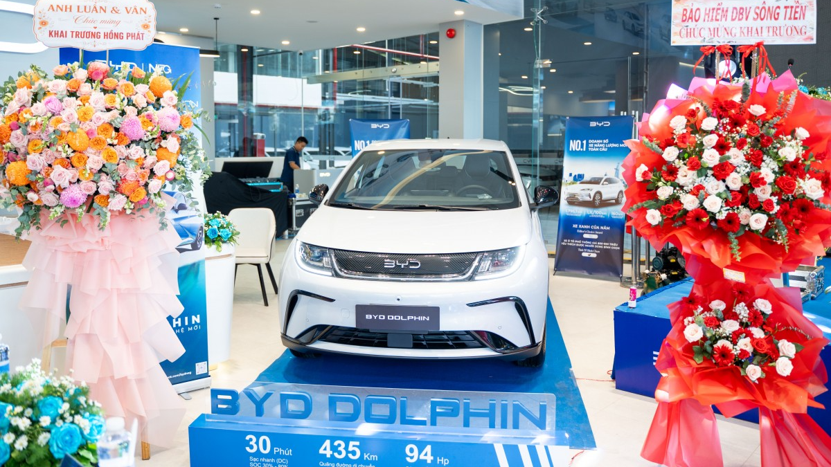 Mẫu xe BYD Dolphin tại lễ khai trương BYD NEG Cần Thơ