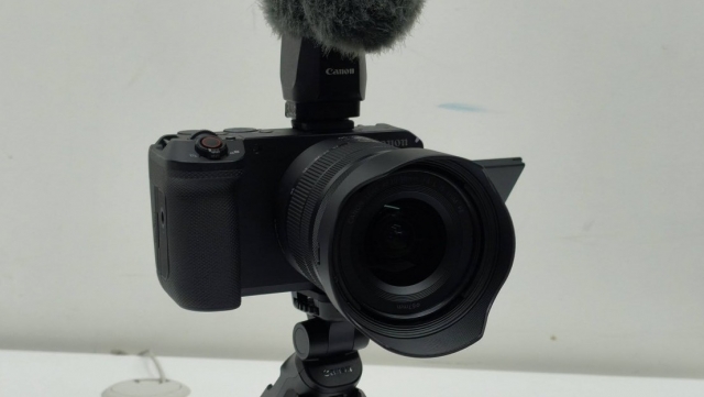 Canon ra mắt máy quay EOS R6 V và ống kính Power Zoom dòng L cho nhà sáng tạo nội dung