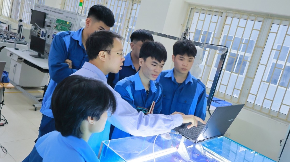 Sinh viên tham gia thực hành, nghiên cứu công nghệ tại phòng thí nghiệm, góp phần hình thành nguồn nhân lực chất lượng cao cho lĩnh vực khoa học công nghệ và đổi mới sáng tạo.