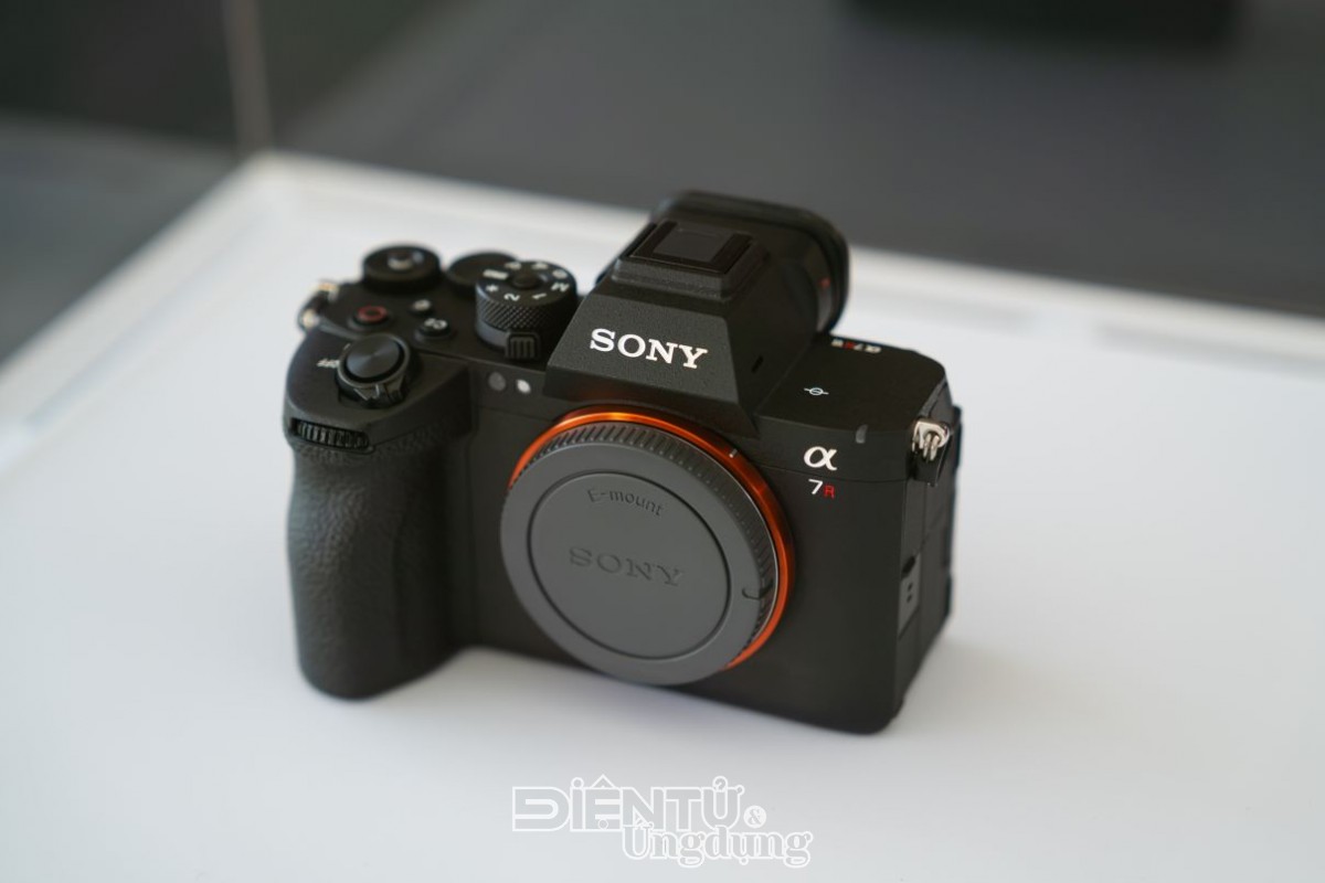 Sony ra mắt Alpha 7R VI và ống kính zoom siêu tele FE 100-400mm F4.5 GM OSS G Master