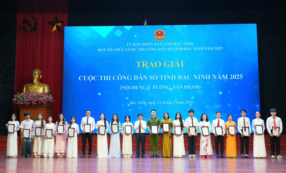 Đồng chí Nguyễn Anh Tuấn, Phó Chủ tịch HĐND tỉnh rao giải cho các tác giả/nhóm tác giả cuộc thi Công dân số tỉnh Bắc Ninh năm 2025. Đồng chí Nguyễn Anh Tuấn, Phó Chủ tịch HĐND tỉnh rao giải cho các tác giả/nhóm tác giả cuộc thi Công dân số tỉnh Bắc Ninh năm 2025.