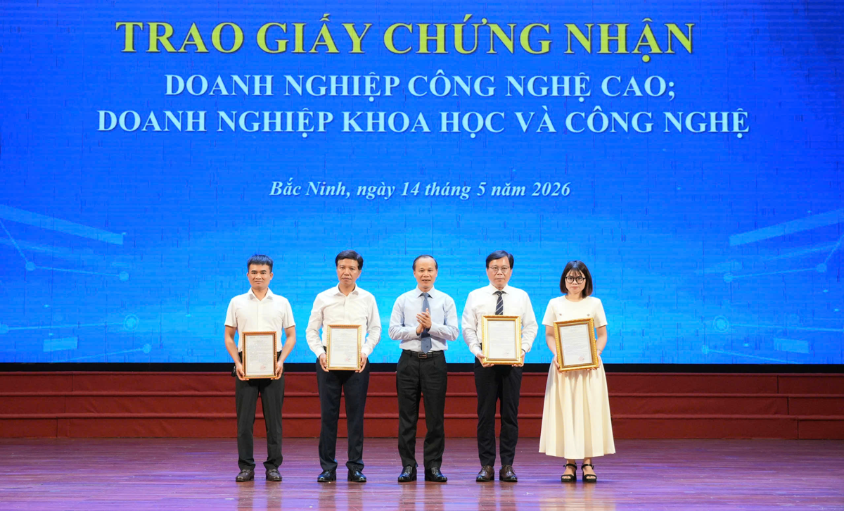 Đồng chí Mai Sơn, Phó Chủ tịch Thường trực UBND tỉnh trao Giấy chứng nhận cho 4 doanh nghiệp được công nhận doanh nghiệp công nghệ cao và doanh nghiệp khoa học công nghệ. Đồng chí Mai Sơn, Phó Chủ tịch Thường trực UBND tỉnh trao Giấy chứng nhận cho 4 doanh nghiệp được công nhận doanh nghiệp công nghệ cao và doanh nghiệp khoa học công nghệ.
