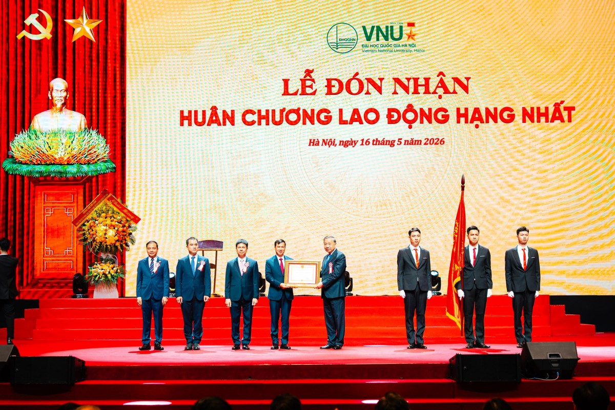 Tổng Bí thư, Chủ tịch nước Tô Lâm thay mặt lãnh đạo Đảng, Nhà nước trao tặng Huân chương Lao động hạng Nhất cho Đại học Quốc gia Hà Nội.