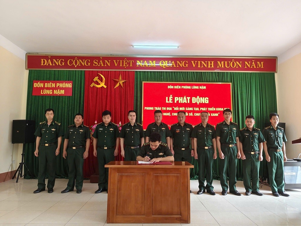 Đại diện các đội công tác Đồn Biên phòng Lũng Nặm ký cam kết thực hiện phong trào thi đua đổi mới sáng tạo, chuyển đổi số và chuyển đổi xanh giai đoạn 2026 đến 2030. Đại diện các đội công tác Đồn Biên phòng Lũng Nặm ký cam kết thực hiện phong trào thi đua đổi mới sáng tạo, chuyển đổi số và chuyển đổi xanh giai đoạn 2026 đến 2030.