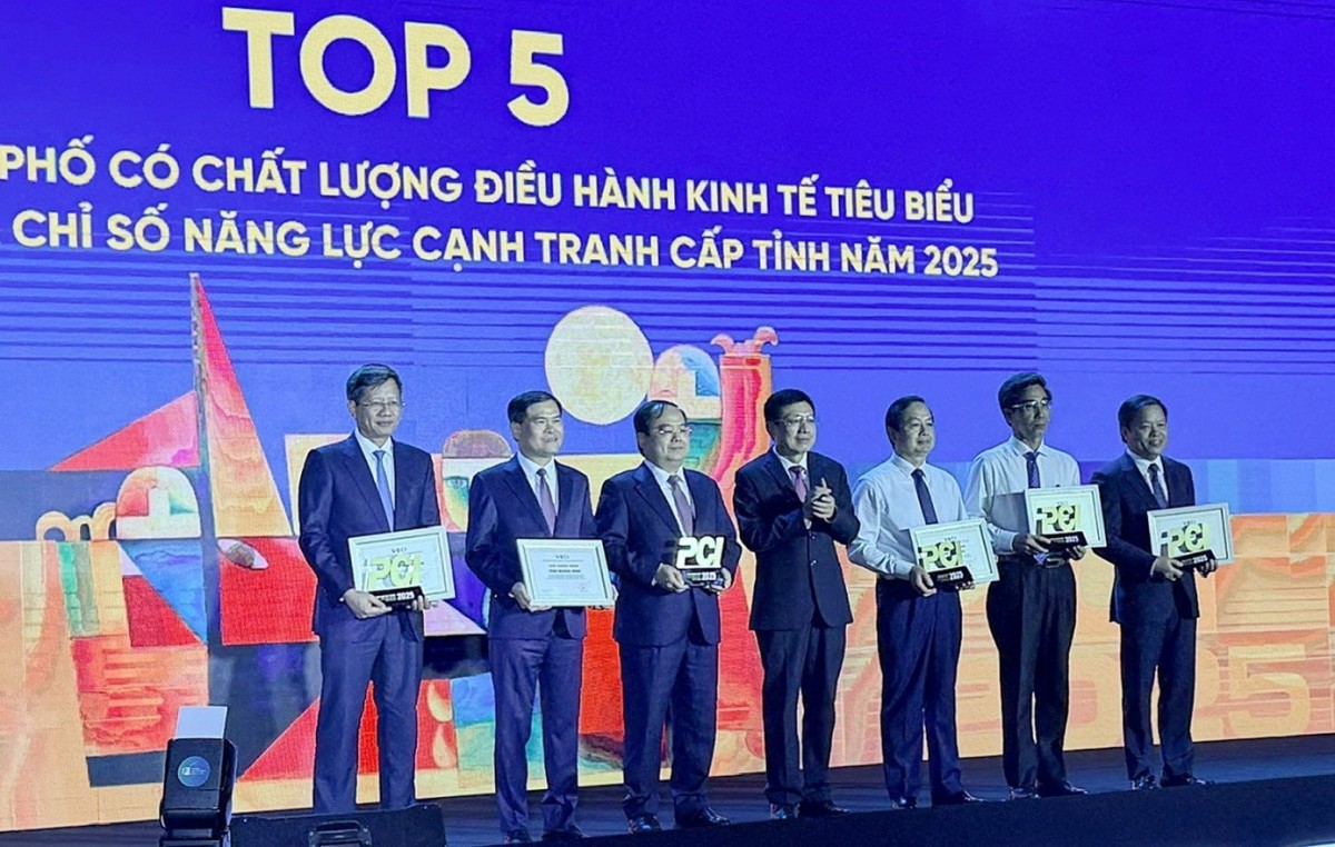 Phó Chủ tịch UBND tỉnh Phan Trọng Tấn nhận Kỷ niệm chương và Giấy chứng nhận giải thưởng. Phó Chủ tịch UBND tỉnh Phan Trọng Tấn nhận Kỷ niệm chương và Giấy chứng nhận giải thưởng.