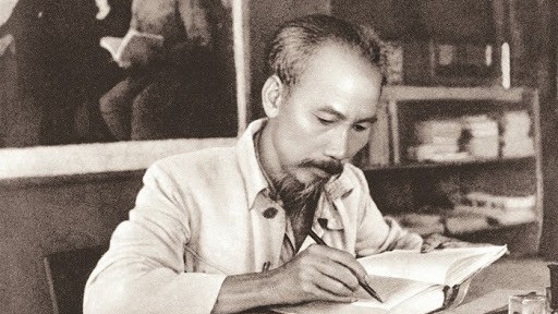 Ánh sáng Hồ Chí Minh soi đường cho chúng ta đi