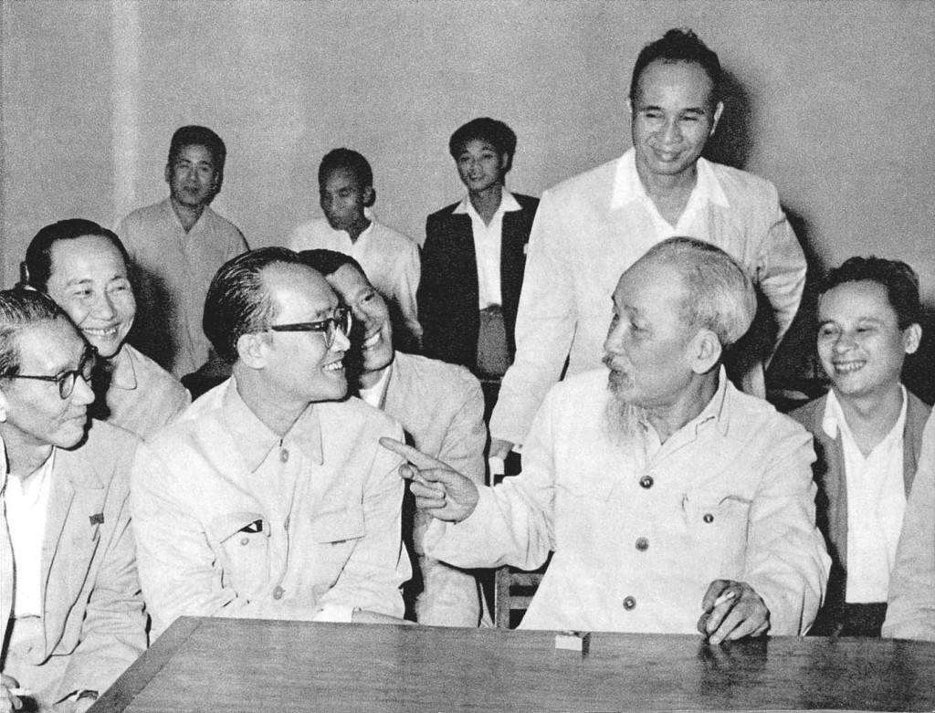 Chủ tịch Hồ Chí Minh với đại biểu trí thức dự Hội nghị Chính trị đặc biệt tháng 3/1964. (Ảnh tư liệu)