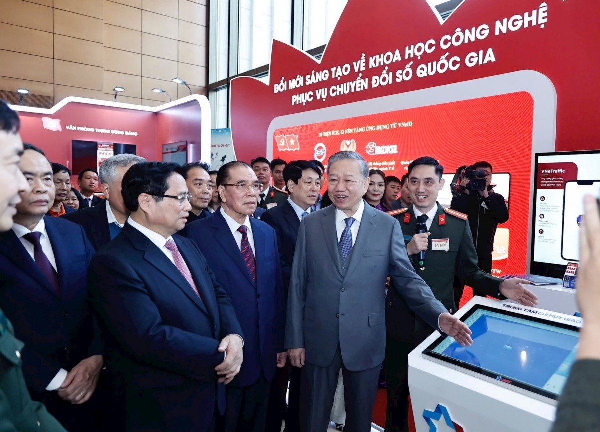 Tổng Bí thư Tô Lâm và các đại biểu tham quan gian hàng trưng bày tại Hội nghị toàn quốc về đột phá phát triển khoa học, công nghệ, đổi mới sáng tạo và chuyển đổi số quốc gia.