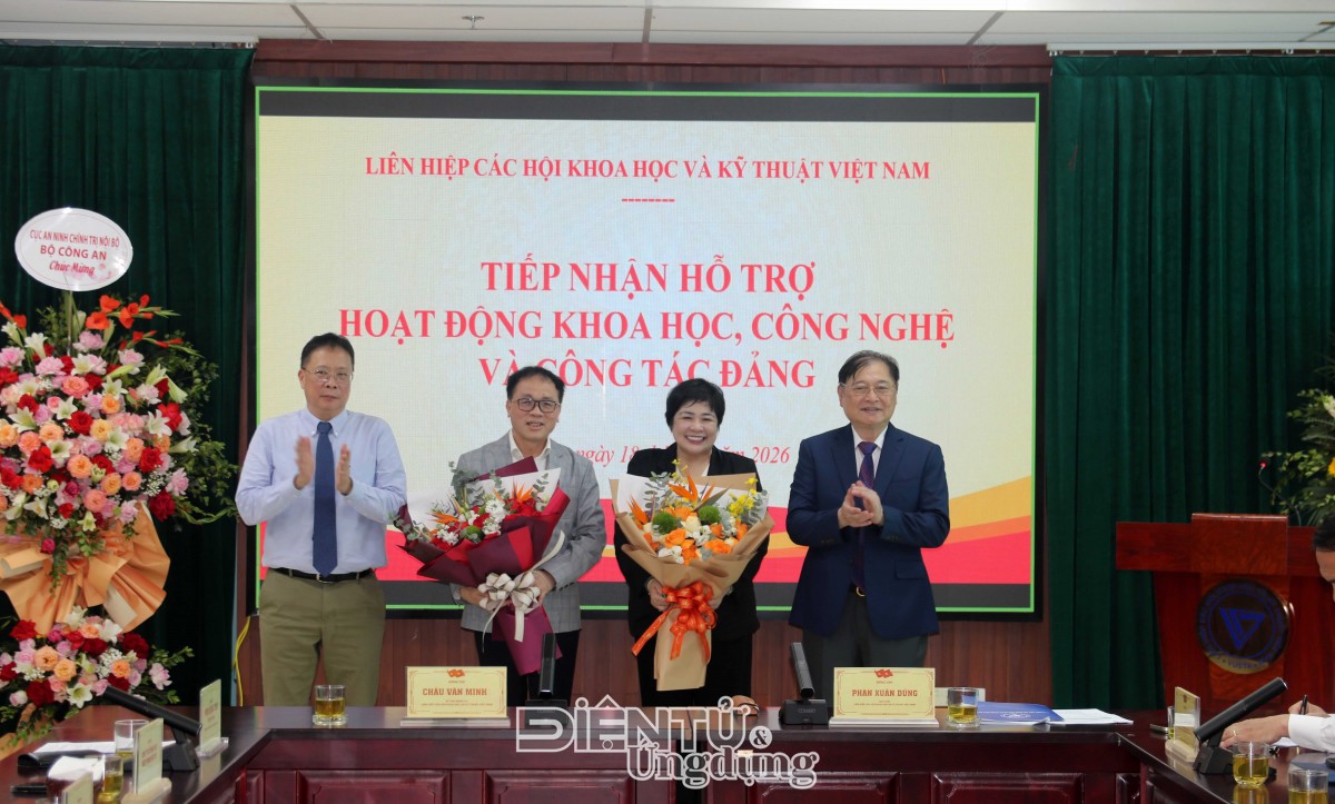 Lãnh đạo Liên hiệp Hội Việt Nam trao hoa cảm ơn đại diện nhà tài trợ tại lễ tiếp nhận hỗ trợ hoạt động khoa học, công nghệ và công tác Đảng ngày 18/5/2026. ALT: Lãnh đạo VUSTA trao hoa nhà tài trợ tại lễ kỷ niệm Ngày Khoa học và Công nghệ Việt Nam 18/5 về đổi mới sáng tạo
