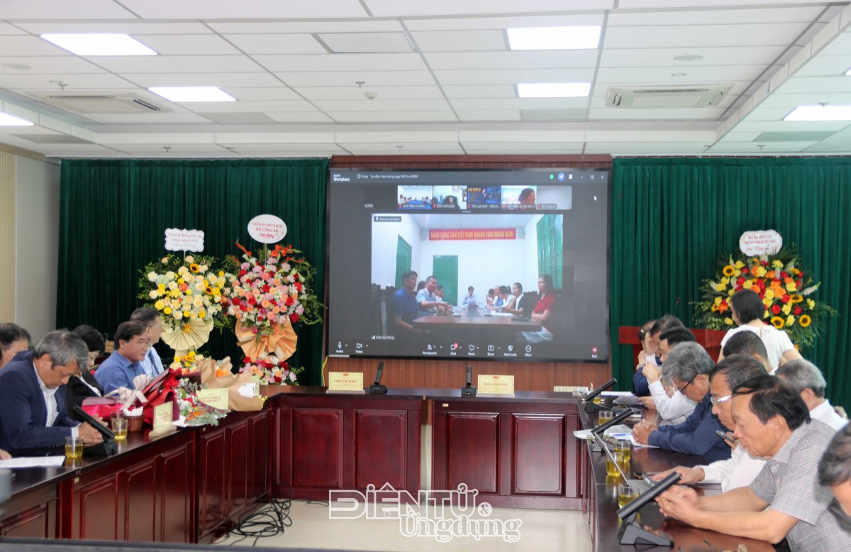 Toàn cảnh tọa đàm tại trụ sở Hà Nội với màn hình kết nối trực tuyến đến Liên hiệp Hội Hải Phòng, nơi TS. Bùi Thanh Tùng trình bày tham luận về mô hình tăng trưởng mới nhân Ngày Khoa học và Công nghệ Việt Nam 18/5/2026. ALT: Tọa đàm Ngày Khoa học Công nghệ Việt Nam 18/5/2026 kết nối trực tuyến VUSTA Hà Nội với Liên hiệp Hội Hải Phòng bàn về đổi mới sáng tạo