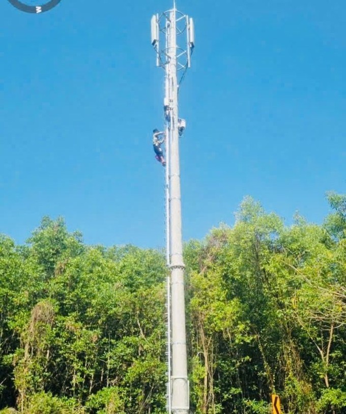 Lắp đặt trạm phát sóng di động trên tuyến Rừng Sác. Nguồn ảnh: Sài Gòn giải phóng.