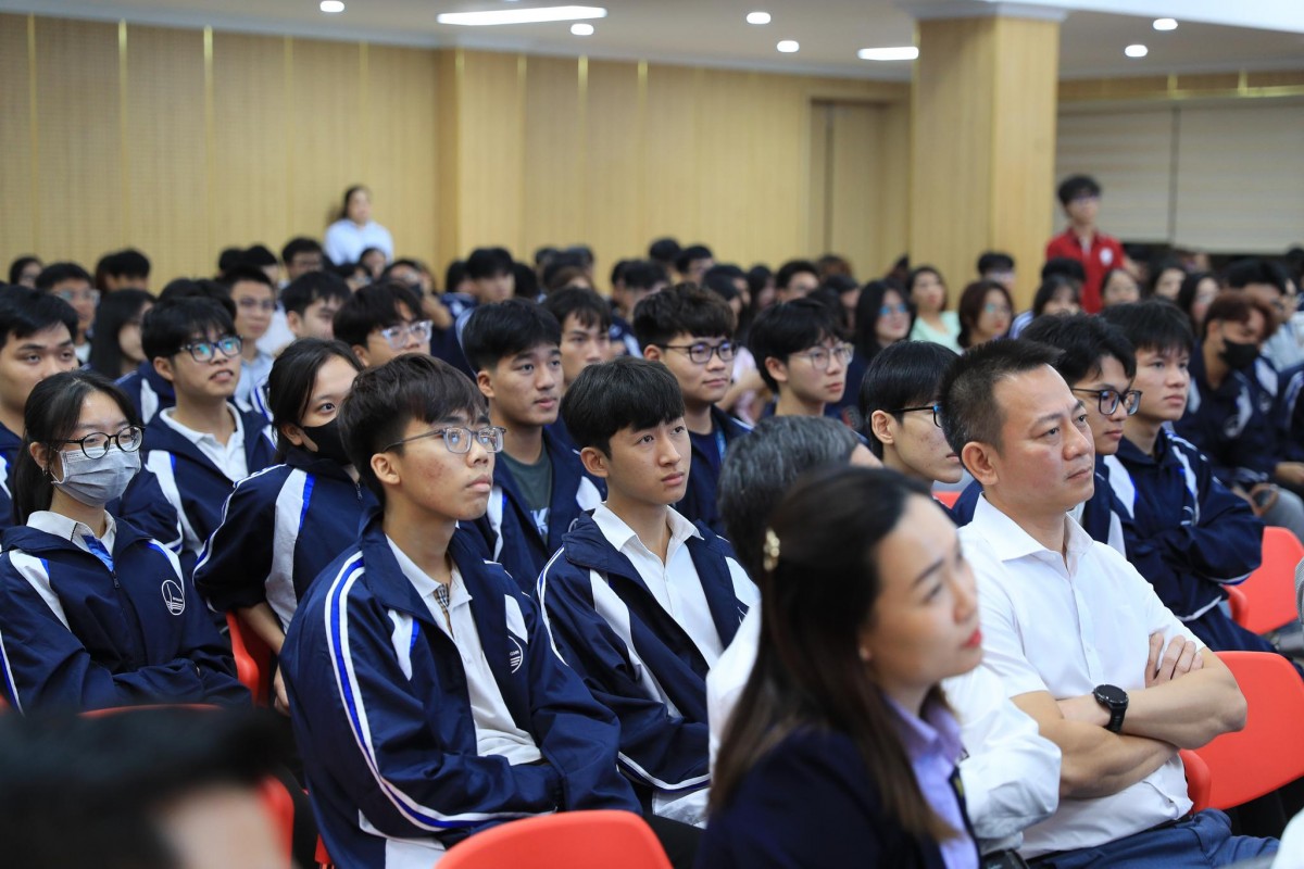 Sinh viên và nhà nghiên cứu tại Đại học Quốc gia Hà Nội tham gia các hoạt động nghiên cứu trí tuệ nhân tạo, dữ liệu lớn và công nghệ mới.