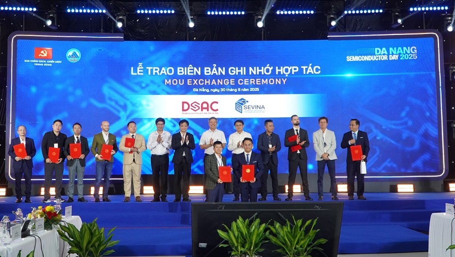 Trung tâm DSAC – đơn vị nghiên cứu đào tạo vi mạch và trí tuệ nhân tạo ký kết các biên bản ghi nhớ phát triển nhân lực vi mạch bán dẫn Đà Nẵng. Nguồn ảnh: Hanoimoi Trung tâm DSAC – đơn vị nghiên cứu đào tạo vi mạch và trí tuệ nhân tạo ký kết các biên bản ghi nhớ phát triển nhân lực vi mạch bán dẫn Đà Nẵng. Nguồn ảnh: Hanoimoi