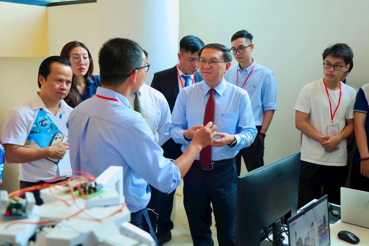 Giám đốc Sở KH&CN TP.HCM Lâm Đình Thắng cùng các đại biểu tham quan gian hàng công nghệ. Giám đốc Sở KH&CN TP.HCM Lâm Đình Thắng cùng các đại biểu tham quan gian hàng công nghệ.