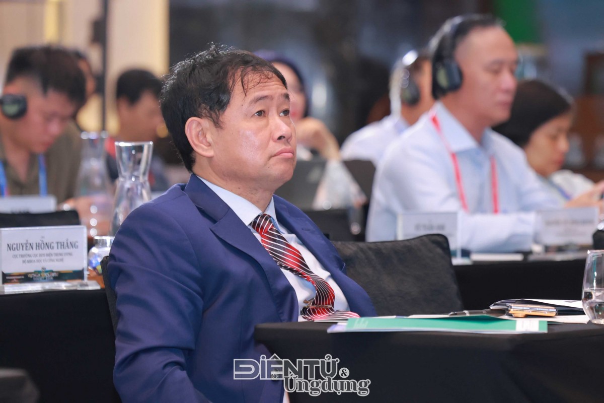 Thiếu tướng Nguyễn Tùng Hưng, Phó Tư lệnh Bộ Tư lệnh tác chiến không gian mạng, Bộ Quốc phòng, theo dõi các phần trình bày tại phiên bản toàn thể Vietnam Security Summit
