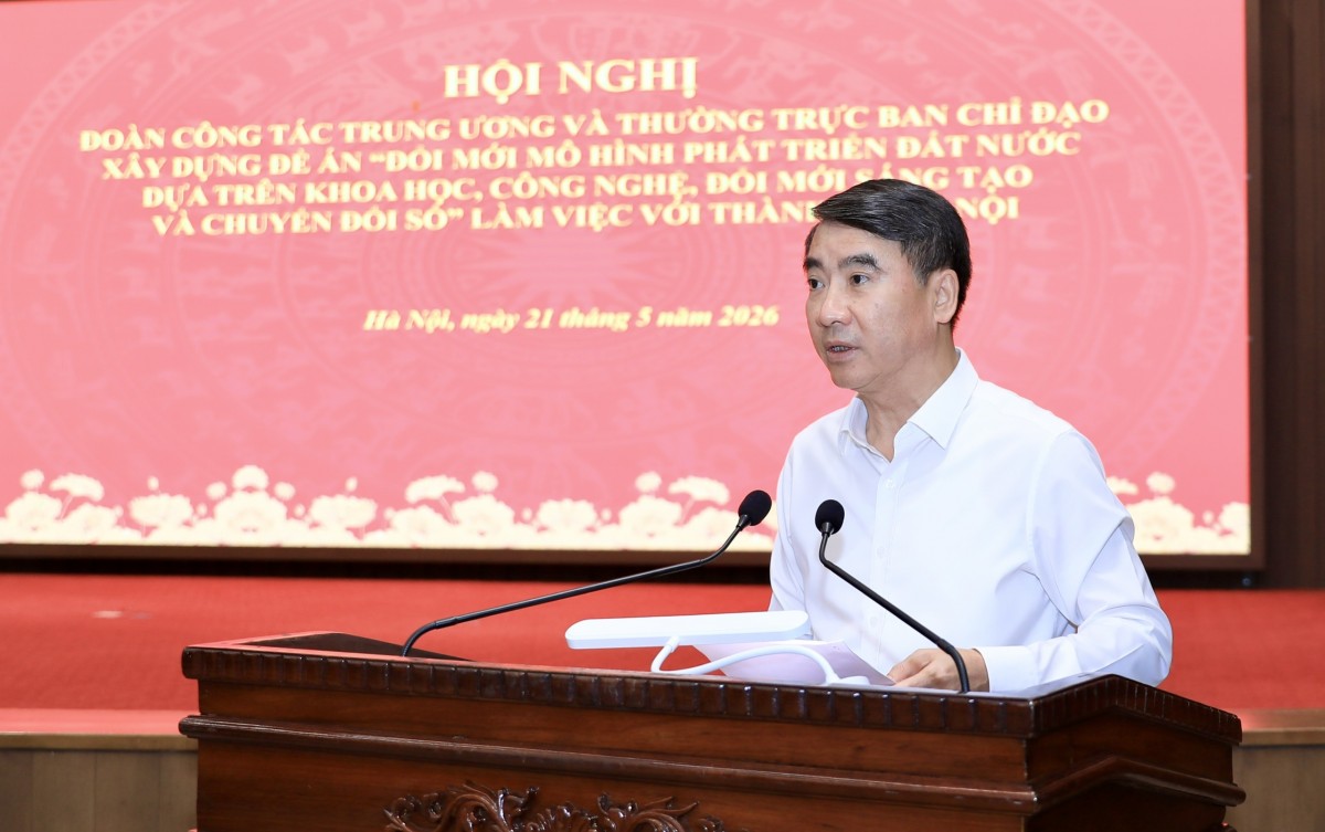 Ủy viên Ban Thường vụ Thành ủy, Phó Chủ tịch UBND Thành phố Nguyễn Xuân Lưu báo cáo về đổi mới mô hình phát triển dựa trên khoa học, công nghệ, đổi mới sáng tạo và chuyển đổi số tại thành phố Hà Nội