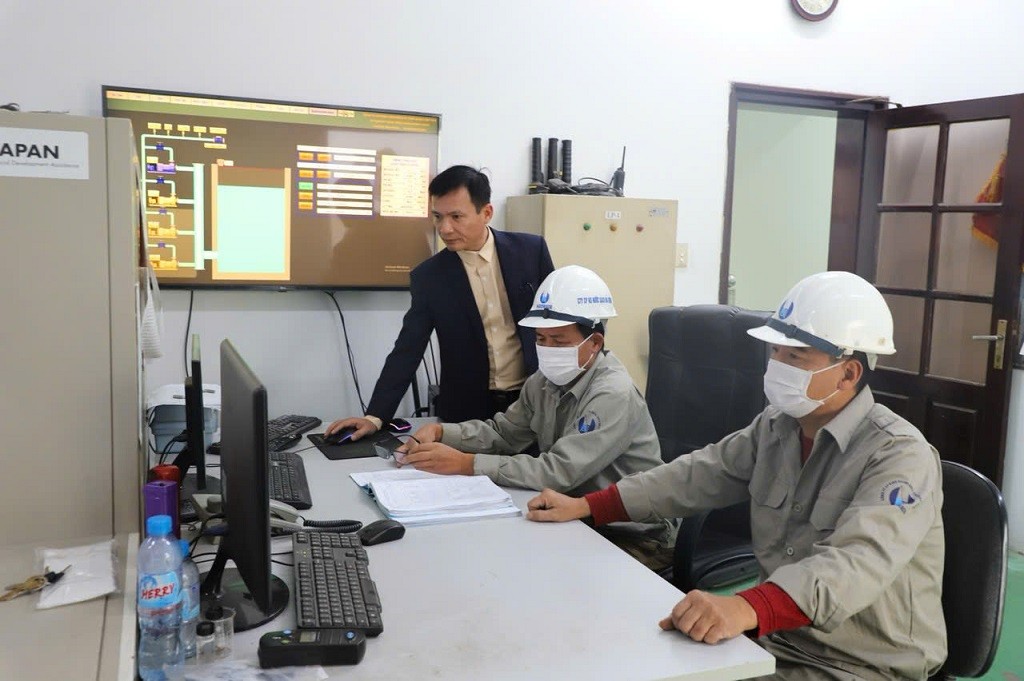 Công nhân Công ty cổ phần Kinh doanh nước sạch Hải Dương vận hành hệ thống xử lý nước tại nhà máy trong mùa cao điểm hè 2026.