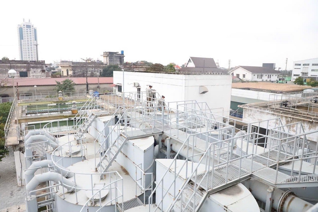 Nhân viên kỹ thuật kiểm tra hệ thống bơm cấp nước nhằm bảo đảm nguồn nước sạch ổn định cho người dân và doanh nghiệp