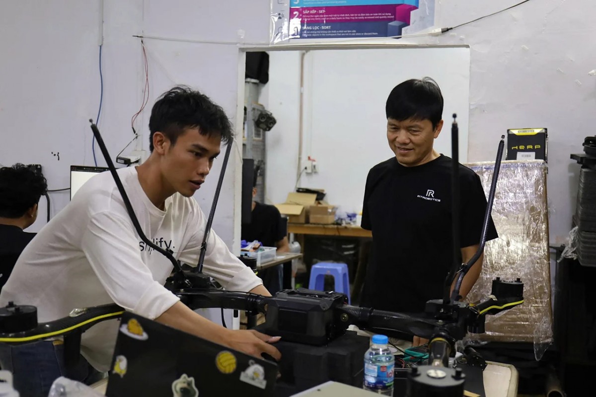 Ông Lương Việt Quốc, Giám đốc Công ty Real-time Robotics Việt Nam (áo đen) nhận định TP.HCM có nhiều lợi thế phát triển UAV và ứng dụng giao hàng bằng UAV. (Ảnh: T.H)
