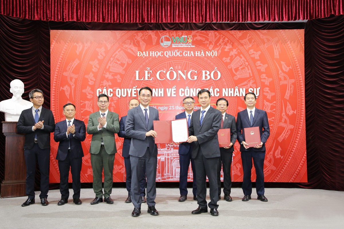Giám đốc ĐHQGHN Bùi Thế Duy trao quyết định bổ nhiệm GS.TS Chử Đức Trình, Bí thư Đảng ủy Trường Đại học Công nghệ giữ chức vụ Hiệu trưởng Trường Đại học Công nghệ.