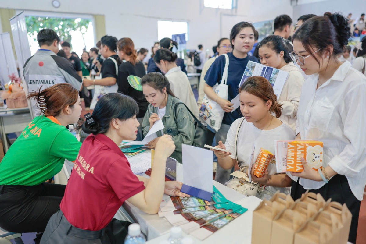 Hơn 1.000 sinh viên Trường Đại học Khánh Hòa tham gia kết nối tuyển dụng Hơn 1.000 sinh viên Trường Đại học Khánh Hòa tham gia kết nối tuyển dụng