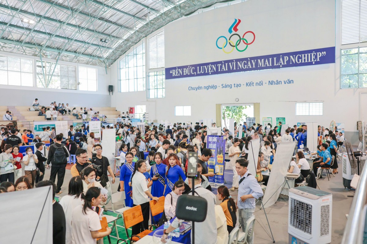 Hơn 1.000 sinh viên Trường Đại học Khánh Hòa tham gia kết nối tuyển dụng Hơn 1.000 sinh viên Trường Đại học Khánh Hòa tham gia kết nối tuyển dụng