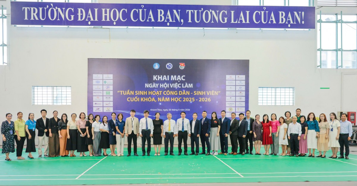 Hơn 1.000 sinh viên Trường Đại học Khánh Hòa tham gia kết nối tuyển dụng Hơn 1.000 sinh viên Trường Đại học Khánh Hòa tham gia kết nối tuyển dụng