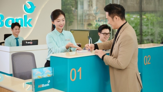 ABBank áp dụng mô hình quầy giao dịch đứng toàn hệ thống, tối ưu trải nghiệm