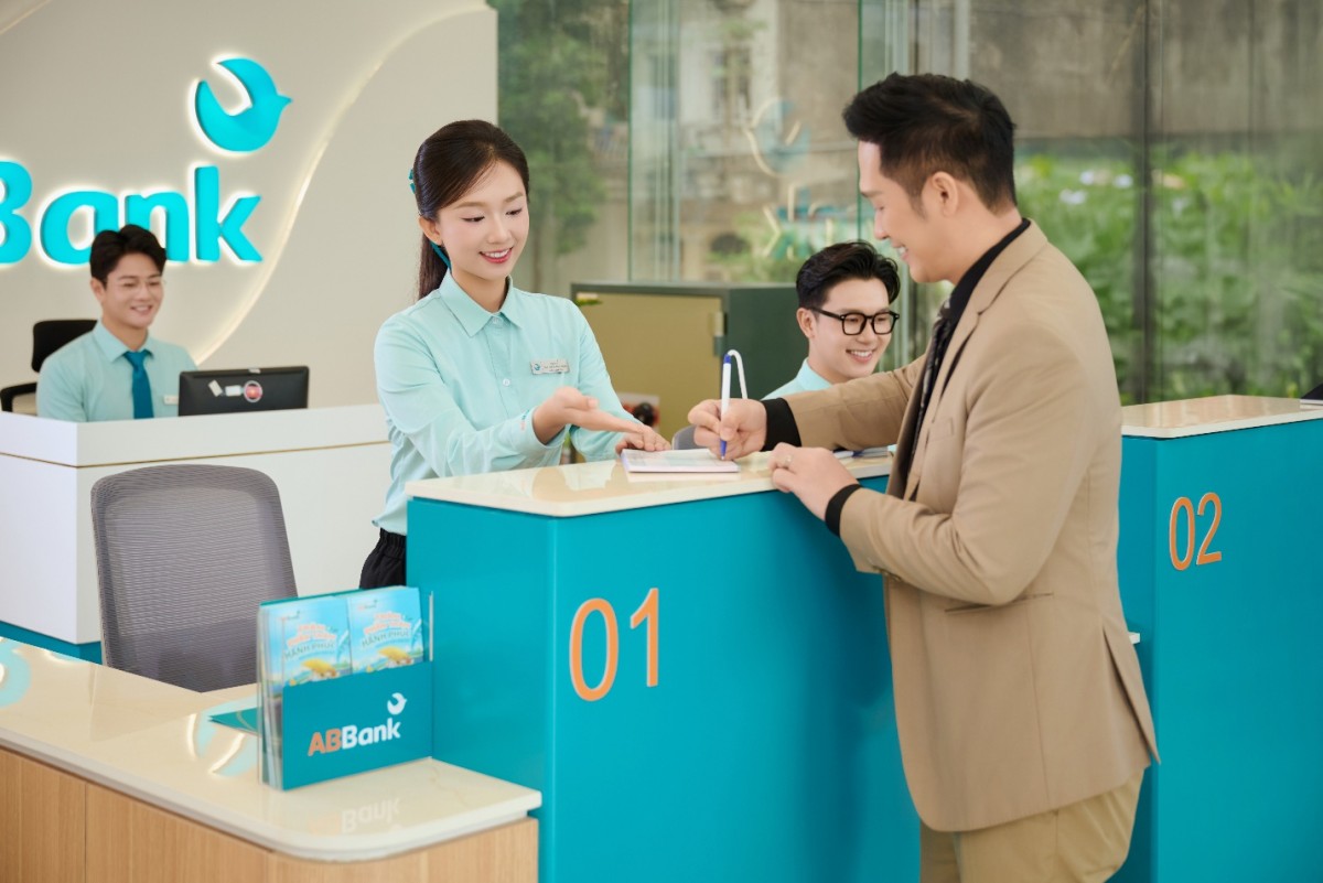 ABBank áp dụng mô hình quầy giao dịch đứng toàn hệ thống, tối ưu trải nghiệm ABBank áp dụng mô hình quầy giao dịch đứng toàn hệ thống, tối ưu trải nghiệm