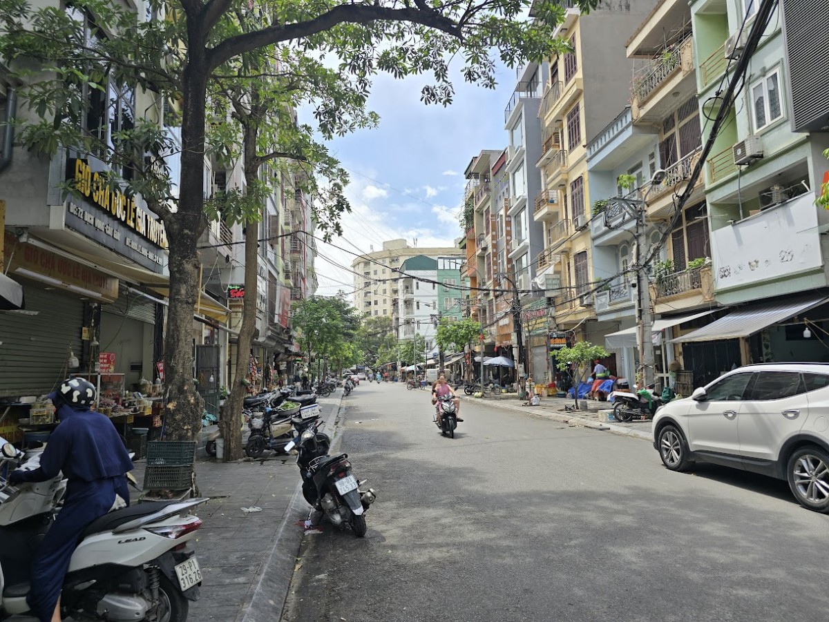 Hà Nội bước vào đợt nóng gần 40°C, nhiều người nhập viện vì sốc nhiệt.