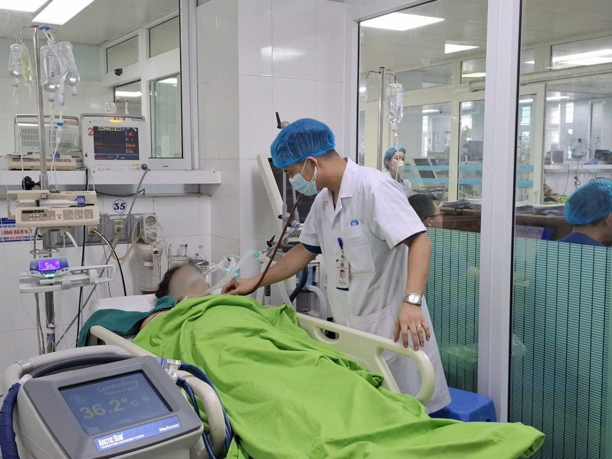 Người bệnh được cấp cứu sau khi bị sốc nhiệt, suy đa tạng do nắng nóng. Ảnh: Bệnh viện cung cấp