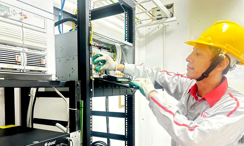Nhân viên kỹ thuật Viettel Bắc Ninh kiểm tra thiết bị viễn thông.