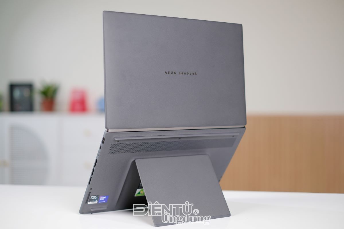 Trên tay nhanh mẫu laptop Zenbook 2 màn hình trị giá gần 90 triệu đồng của ASUS