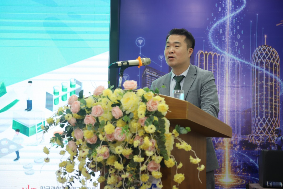 Tiến sĩ Sanghoon Jung – Giám đốc Trung tâm R&D, Chi nhánh KIST Gangneung, Viện Khoa học và Công nghệ Hàn Quốc (KIST) phát biểu tại Hội nghị.