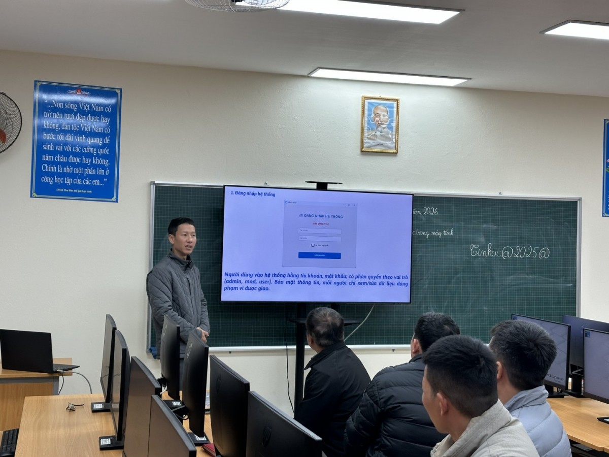Giảng viên chia sẻ các nội dung về phần mềm tiện ích “Trưởng thôn 4.0”