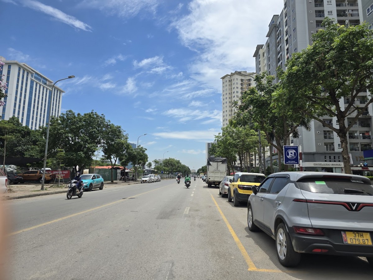 Nhiệt độ ngoài trời tại Hà Nội có thời điểm được dự báo chạm ngưỡng 42°C trong đợt nắng nóng diện rộng cuối tháng 5/2026.