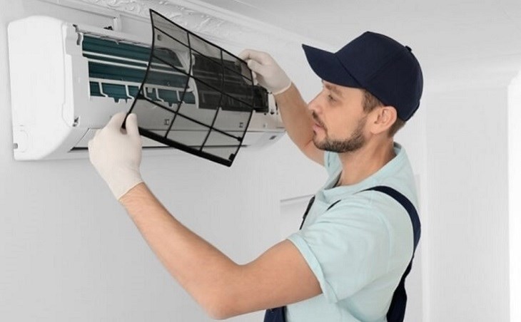 Vệ sinh màng lọc định kỳ giúp điều hòa làm lạnh hiệu quả hơn, đồng thời giảm điện năng tiêu thụ trong mùa hè.
