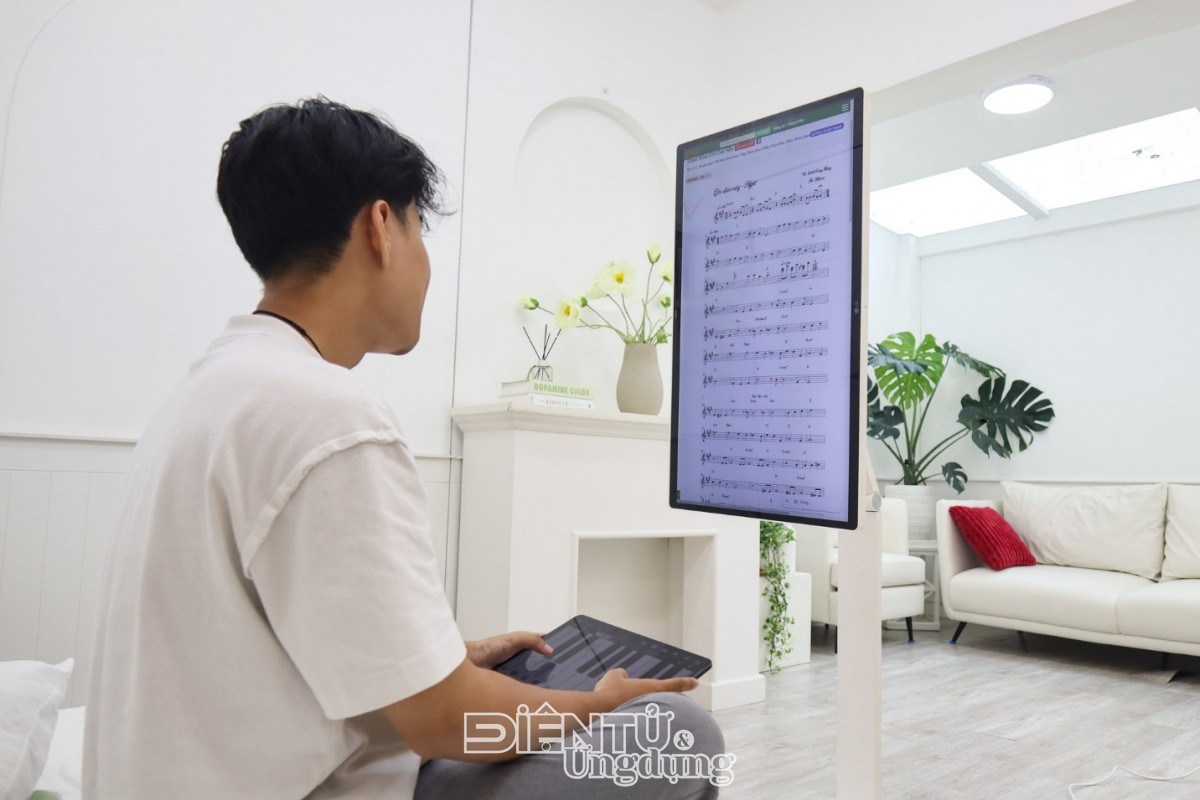 LG Swing Smart Monitor