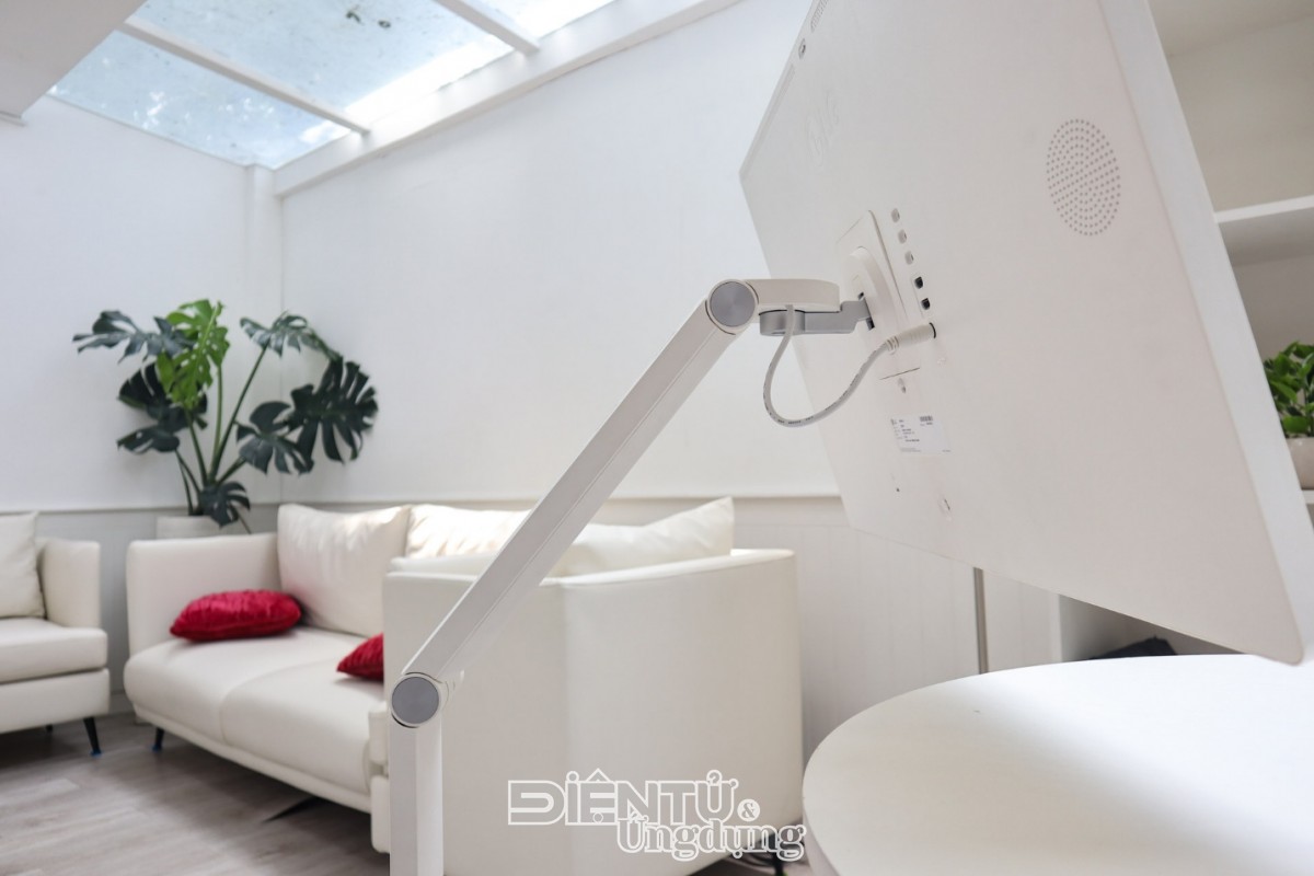 LG Swing Smart Monitor