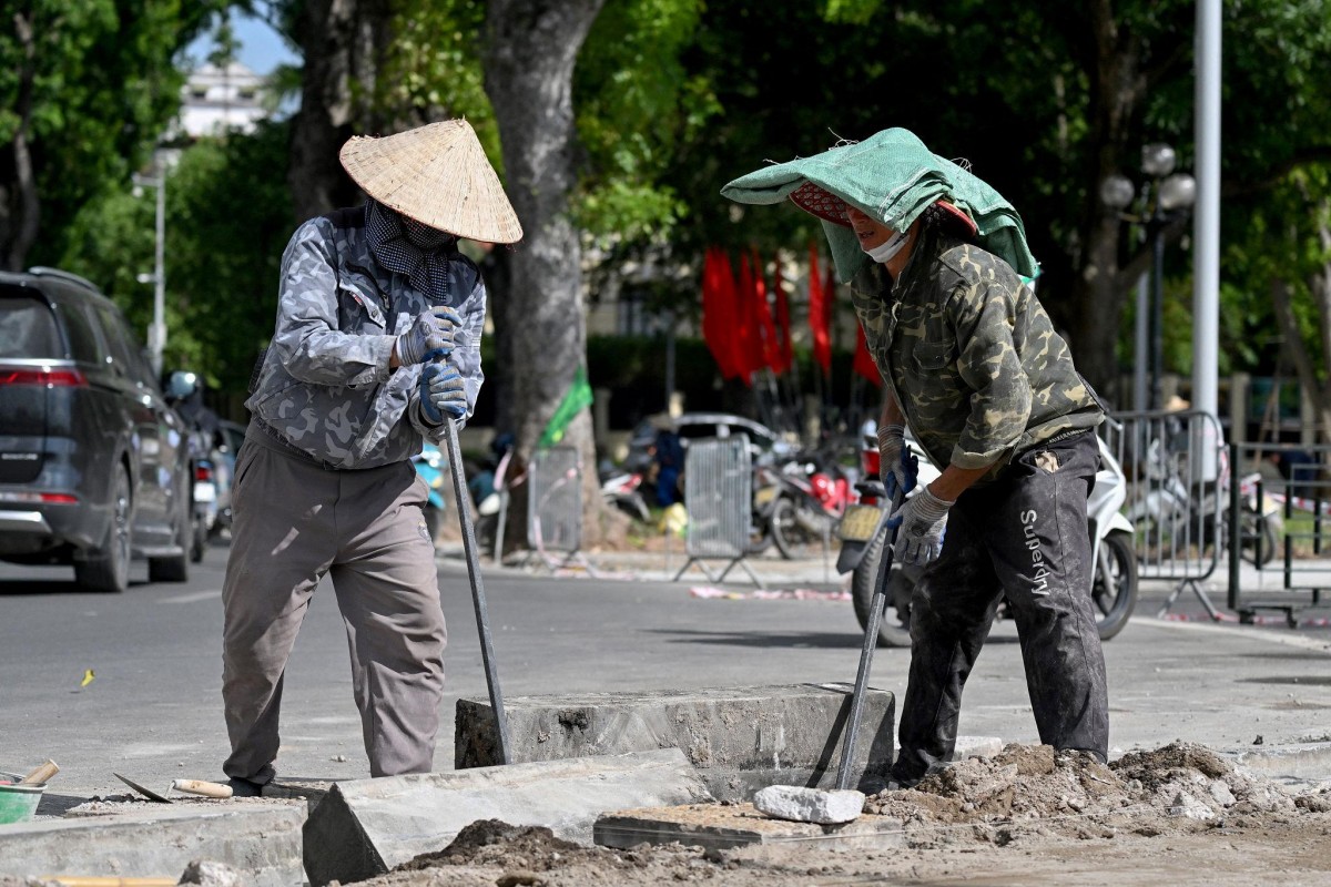 Đợt nắng nóng cuối tháng 5/2026 khiến nhiều khu vực tại Hà Nội ghi nhận nền nhiệt đặc biệt khắc nghiệt, ảnh hưởng lớn tới sức khỏe và lao động ngoài trời. Đợt nắng nóng cuối tháng 5/2026 khiến nhiều khu vực tại Hà Nội ghi nhận nền nhiệt đặc biệt khắc nghiệt, ảnh hưởng lớn tới sức khỏe và lao động ngoài trời.