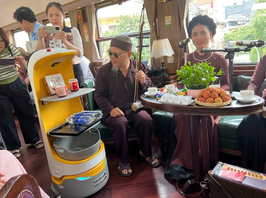 Đường sắt Việt Nam lần đầu đưa robot AI phục vụ hành khách trên tàu hỏa