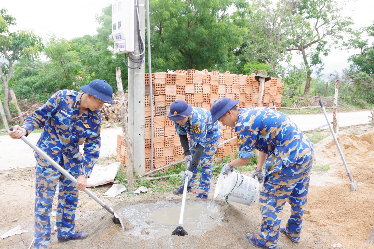 Tuổi trẻ Hải quân góp sức xây nhà tình nghĩa cho gia đình chính sách