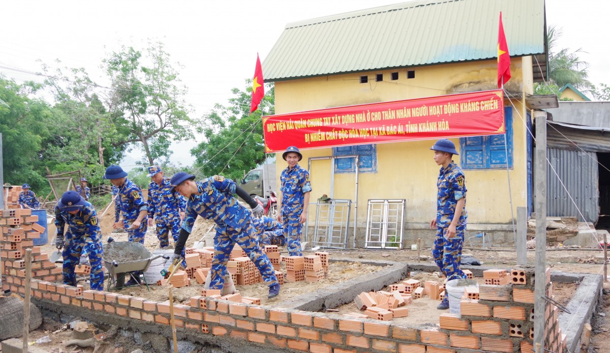 Tuổi trẻ Hải quân góp sức xây nhà tình nghĩa cho gia đình chính sách