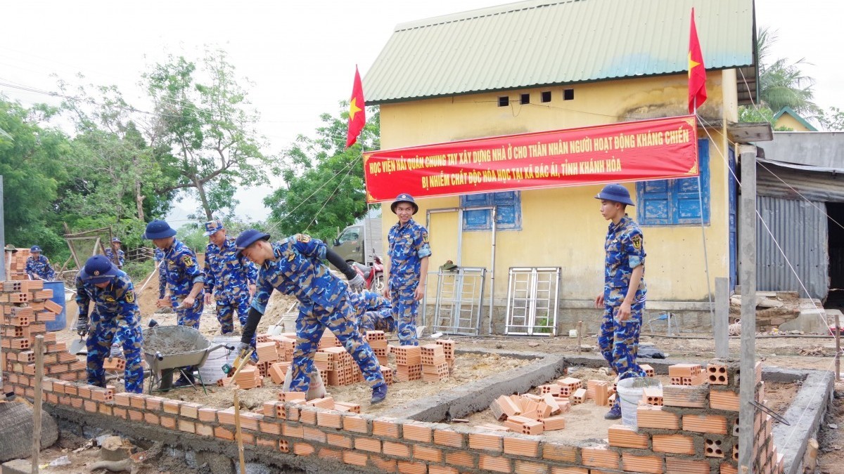 Tuổi trẻ Hải quân góp sức xây nhà tình nghĩa cho gia đình chính sách