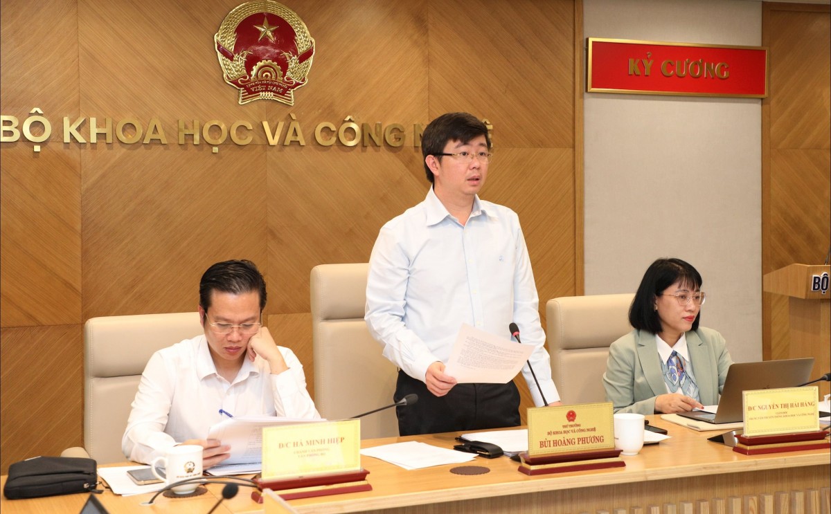 Thứ trưởng Bộ KH và CN Bùi Hoàng Phương phát biểu tại họp báo.