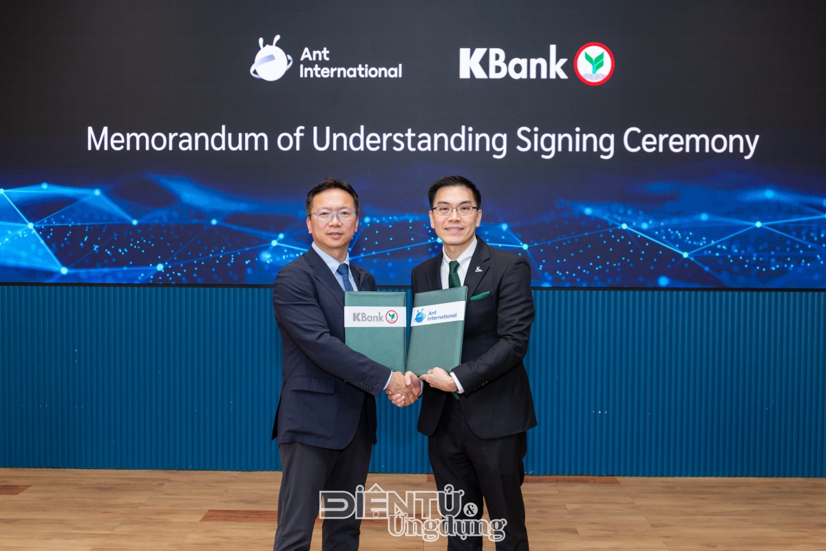 Ông Kelvin Li, Tổng Giám đốc Mảng Công nghệ Nền tảng kiêm Phó Chủ tịch Cấp cao của Ant International (bên trái) và Tiến sĩ Karin Boonlertvanich, Phó Tổng Giám đốc KASIKORNBANK (bên phải) chụp ảnh lưu niệm tại Lễ ký kết Biên bản ghi nhớ (MOU)
