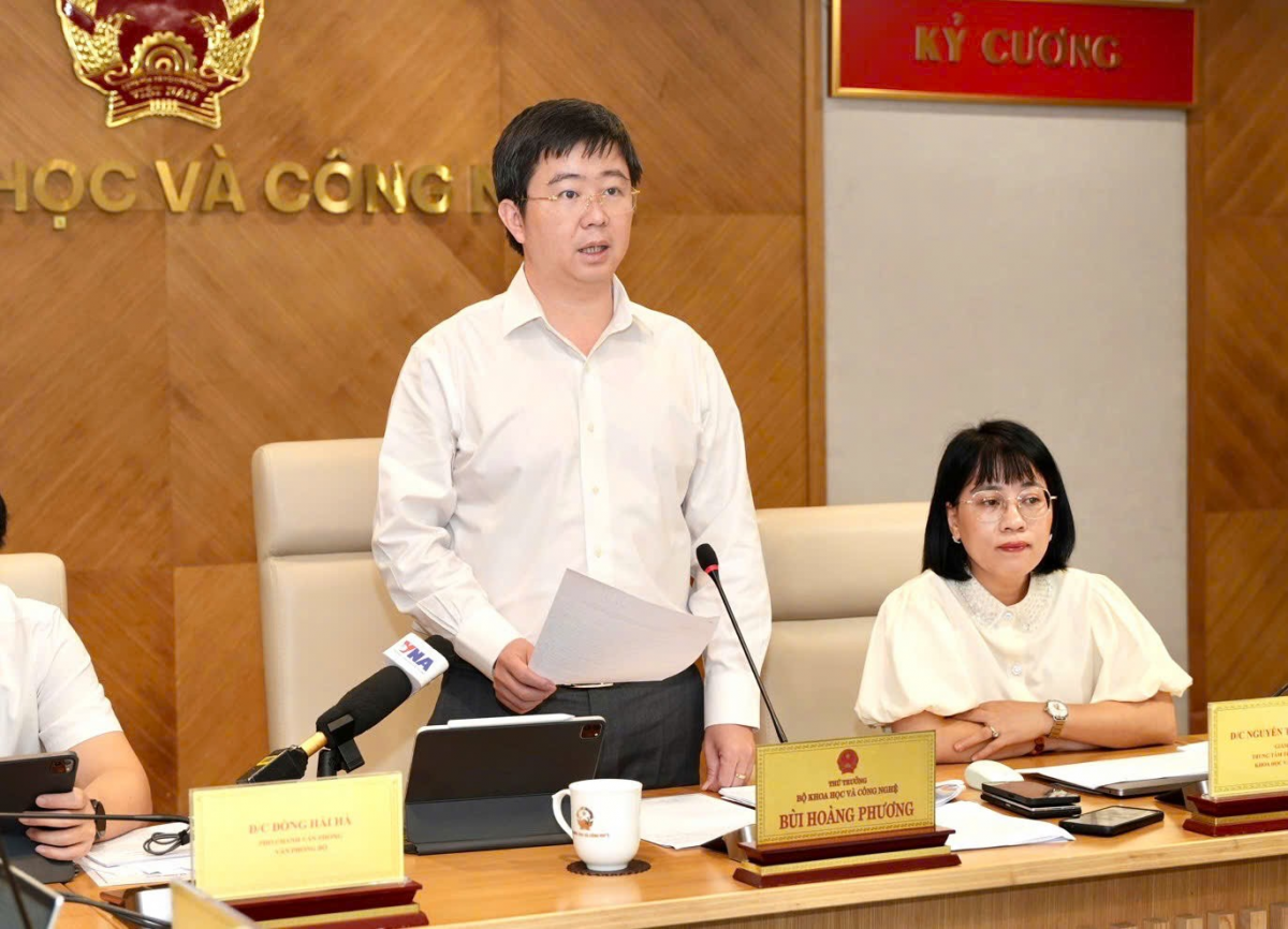 Thứ trưởng Bộ Khoa học và Công nghệ Bùi Hoàng Phương điều hành Họp báo